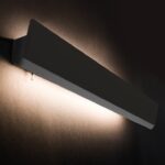 Podłużny czarny kinkiet ścienny Wing LED z włącznikiem