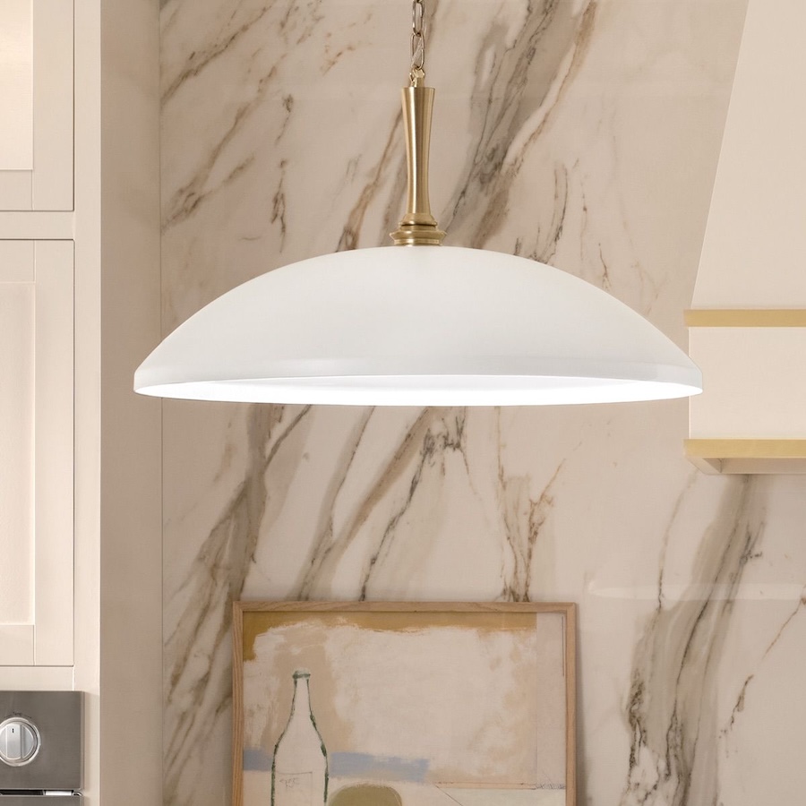 elegancka biala lampa wiszaca do kuchni z marmurem Delarosa Elstead