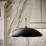 elegancka czarna lampa wiszaca do kuchni z marmurem Delarosa Elstead