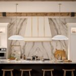 kuchnia z wyspa w stylu modern classic lampy Delarosa Elstead