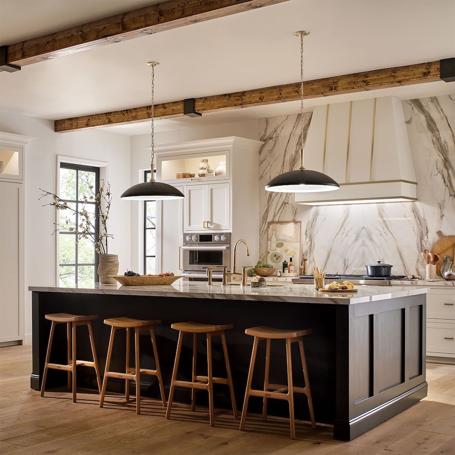 kuchnia z wyspa w stylu modern farmhouse lampy Delarosa Elstead