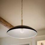 szeroka lampa wiszaca czarny klosz biale wnetrze do kuchni w drewnie Delarosa Elstead