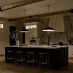 szeroka lampa wiszaca czarny płaski klosz styl elegancki Delarosa Elstead