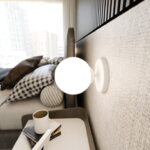 Biała lampa ścienna do sypialni Bior - szklana kulka