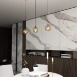 Bursztynowa lampa wisząca do salonu Cosmo - miodowa kula