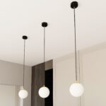 Czarno-złota lampa wisząca nad stół w jadalni Royal