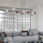 Czarno-złota lampa wisząca nad stół w salonie Gravity 8 - mleczne kule