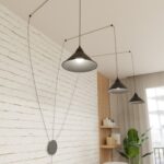 Potrójna lampa wisząca Abramo 3 - mocowana do ściany w sypialni