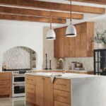 biala lampa wiszaca nad wyspę w kuchni w drewnie w stylu modern farmhouse Nash Elstead