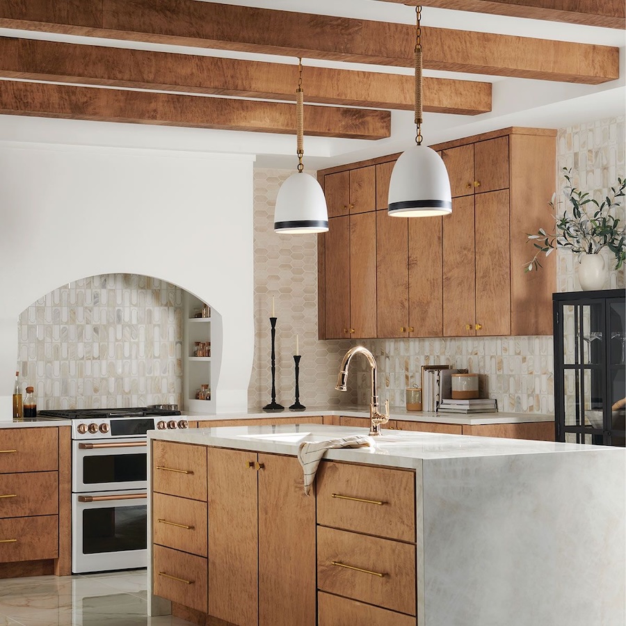 biala lampa wiszaca nad wyspę w kuchni w drewnie w stylu modern farmhouse Nash Elstead