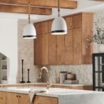 biala lampa wiszaca w nad wyspą w stylu modern farmhouse Nash Elstead