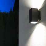 Antracytowy kinkiet na białą elewację Adela Midi IP54