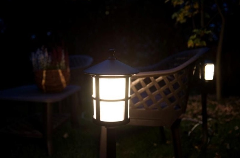 Lampa stojąca do ogrodu Cordoba 100 - obok ławki