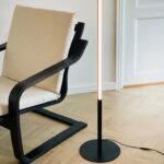 Smukła czarna lampa stojąca Vagner LED 20 W - aranżacja salonu