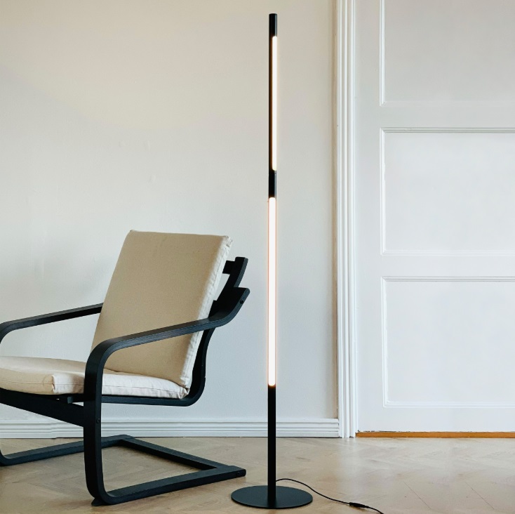 Smukła czarna lampa stojąca Vagner LED 20 W - ściemniana