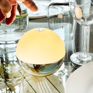 Srebrna lampka stołowa do restauracji Alba Dyberg Larsen IP44 - przenośna na pilota