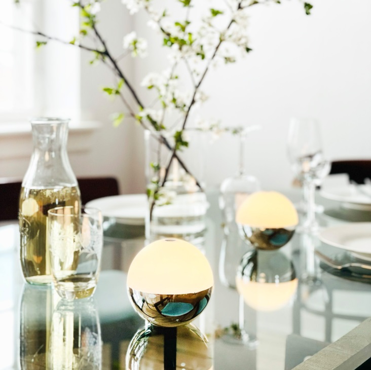 Srebrna lampka stołowa do restauracji Alba IP44