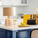 elegancka lampa stołowa do kuchni z salonem - szklana podstawa, bezowy abazur - santana 4concepts