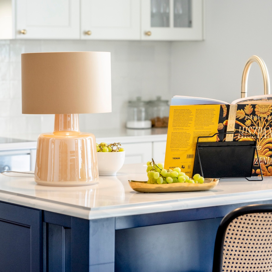 elegancka lampa stołowa do kuchni z salonem - szklana podstawa, bezowy abazur - santana 4concepts