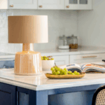 elegancka lampa stołowa szklana podstawa, bezowy abazur - santana 4concepts