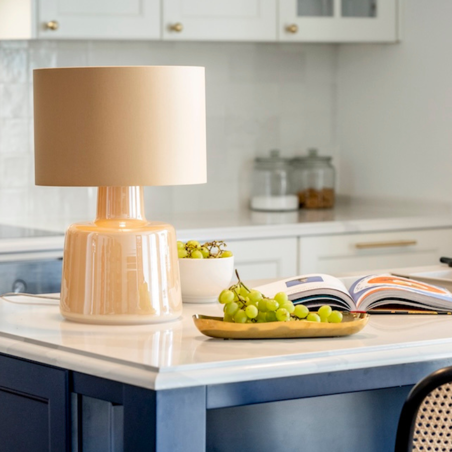 elegancka lampa stołowa szklana podstawa, bezowy abazur - santana 4concepts