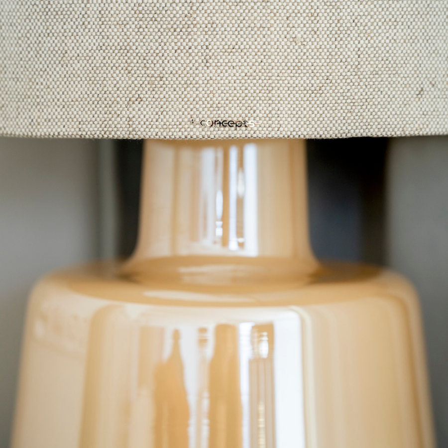 elegancka mala lampa stołowa do jasnego wnetrza - sanatana 4 concepts