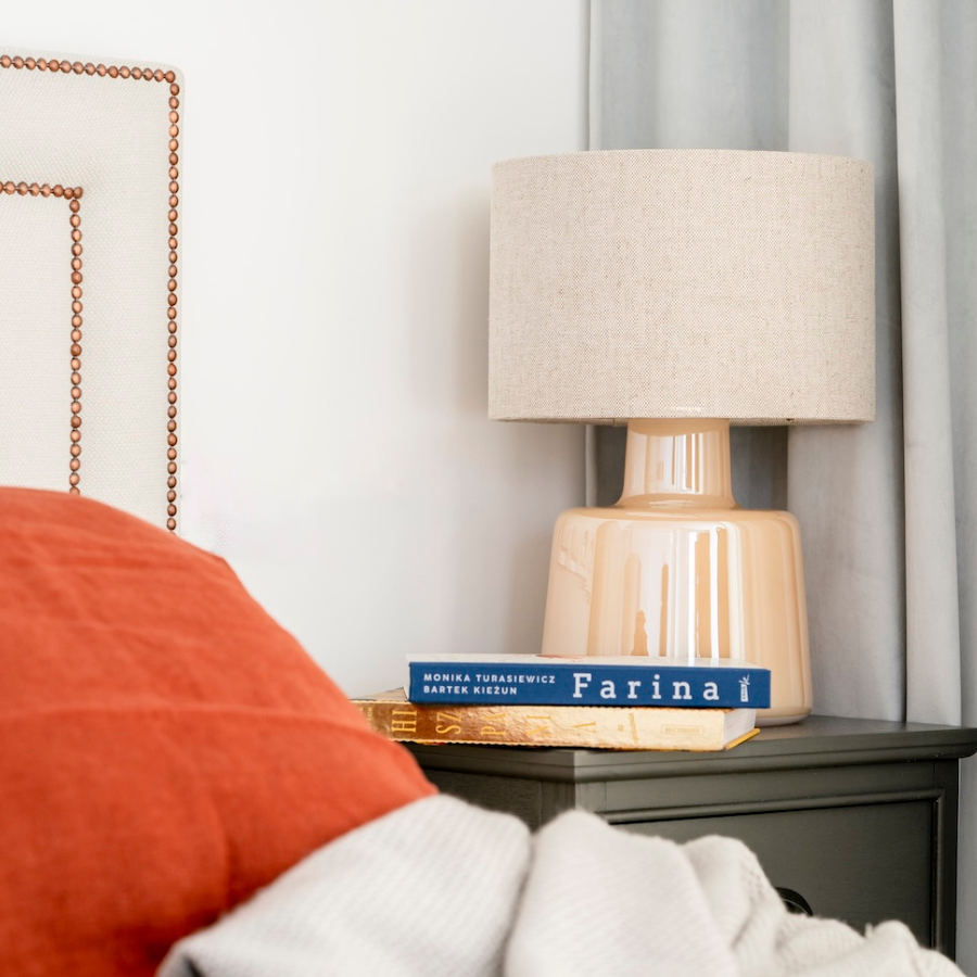 elegancka mala lampa stolowa z abazurem do sypialni - beige aesthetic - santana 4concepts