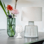 niska jasnoszara lampa stołowa do korytarza lniany abażur - santana ice 4concepts