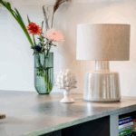 niska jasnoszara lampa stołowa do salonu - lniany abażur - santana ice 4concepts