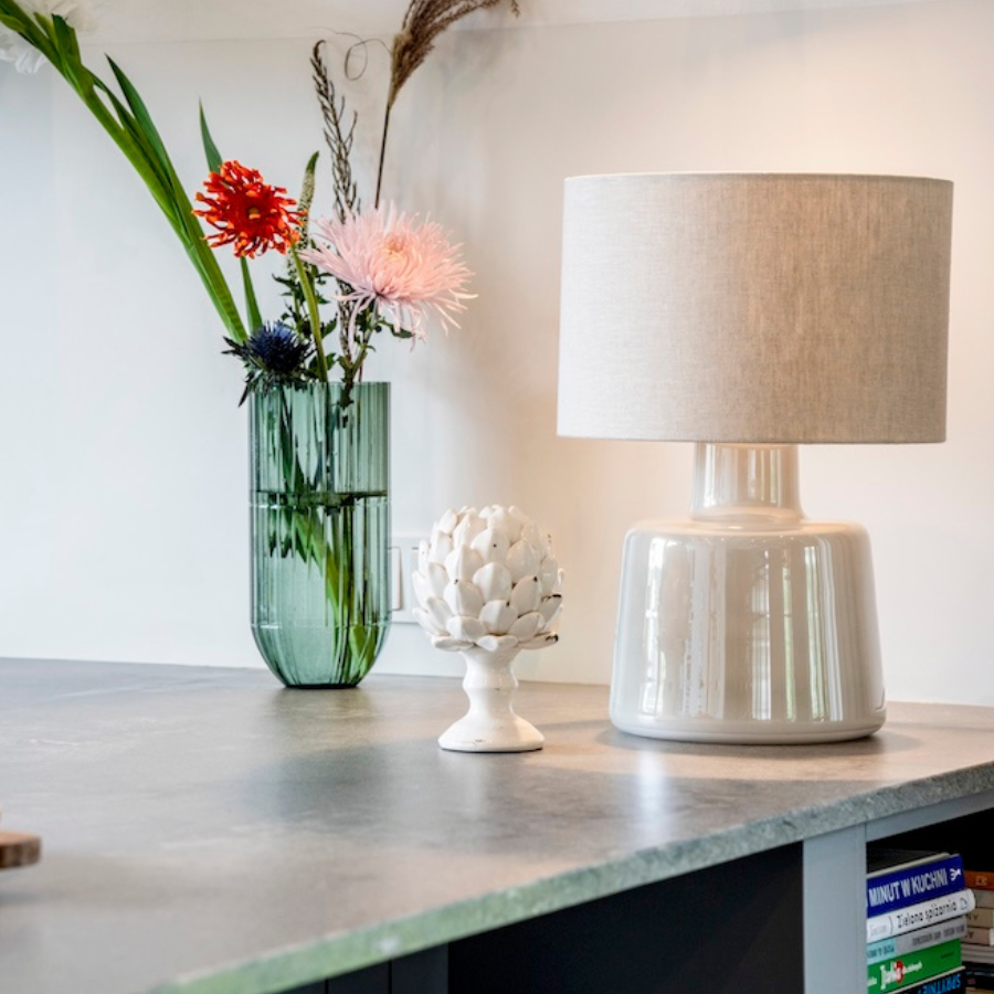 niska jasnoszara lampa stołowa do salonu - lniany abażur - santana ice 4concepts