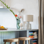 niska jasnoszara lampa stołowa do salonu z kuchnią lniany abażur - santana ice 4concepts