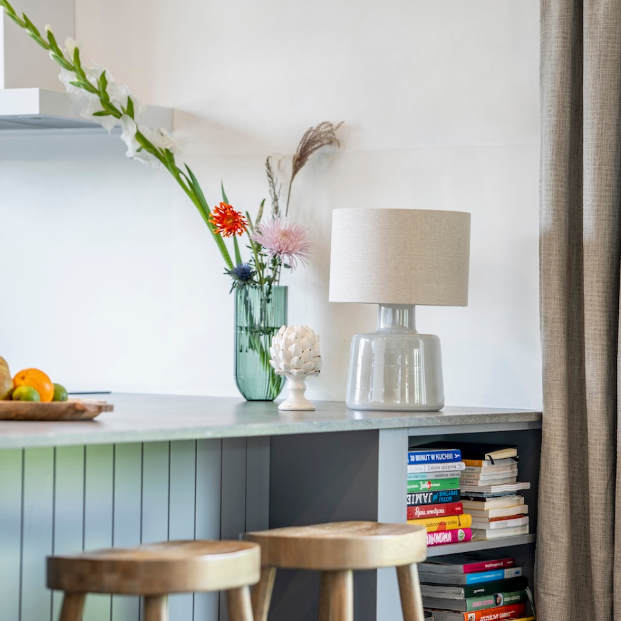 niska jasnoszara lampa stołowa do salonu z kuchnią lniany abażur - santana ice 4concepts