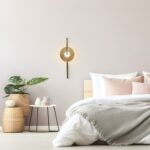 Bursztynowo-szklany kinkiet Plato LED - aranżacja sypialni