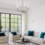 Duży niklowany żyrandol Preston 8 – mleczne klosze tuby Duży niklowany żyrandol Preston 8 - mleczne klosze tuby