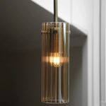 Elegancka lampa wisząca Tibia - ryflowana tuba i mosiądz