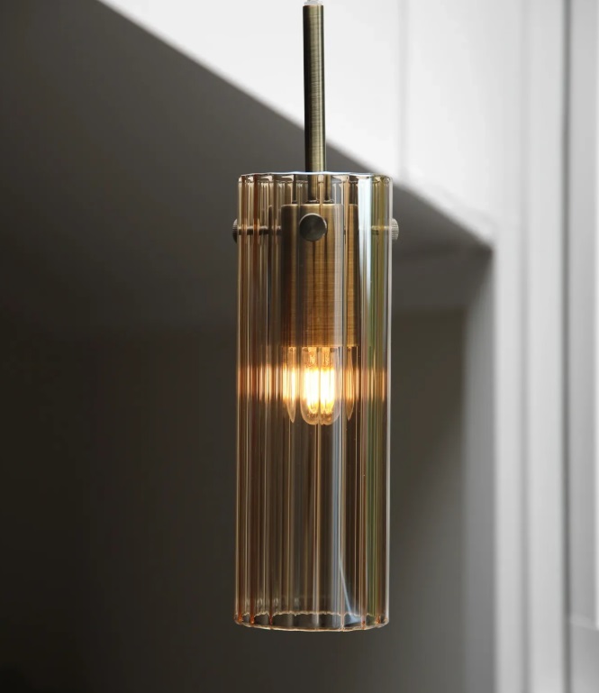 Elegancka lampa wisząca Tibia - ryflowana tuba i mosiądz