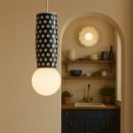 Niebieska lampa wisząca nad wyspę kuchenną Boll