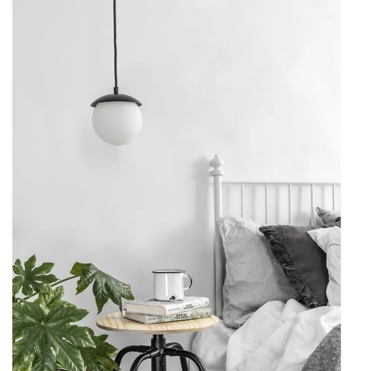 Nowoczesna lampa wisząca do sypialni Kuul F – czarna osłona klosza Nowoczesna lampa wisząca do sypialni Kuul F - czarna osłona klosza