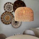 Rattanowa lampa wisząca boho Kanso 40 - aranżacja salonu