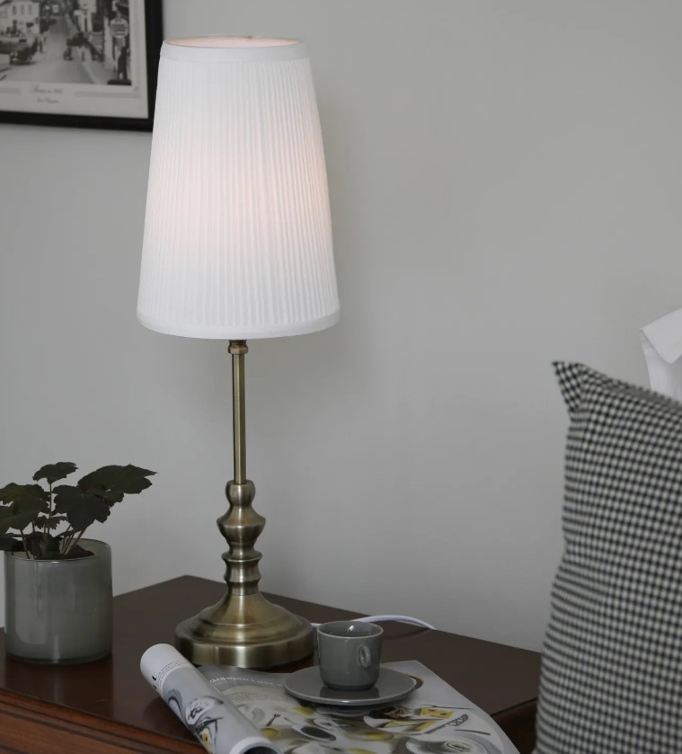 Złota lampka nocna do sypialni Noble - biały plisowany abażur