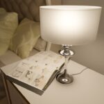 Srebrna lampa stołowa do sypialni Abu Dhabi - New York Classic