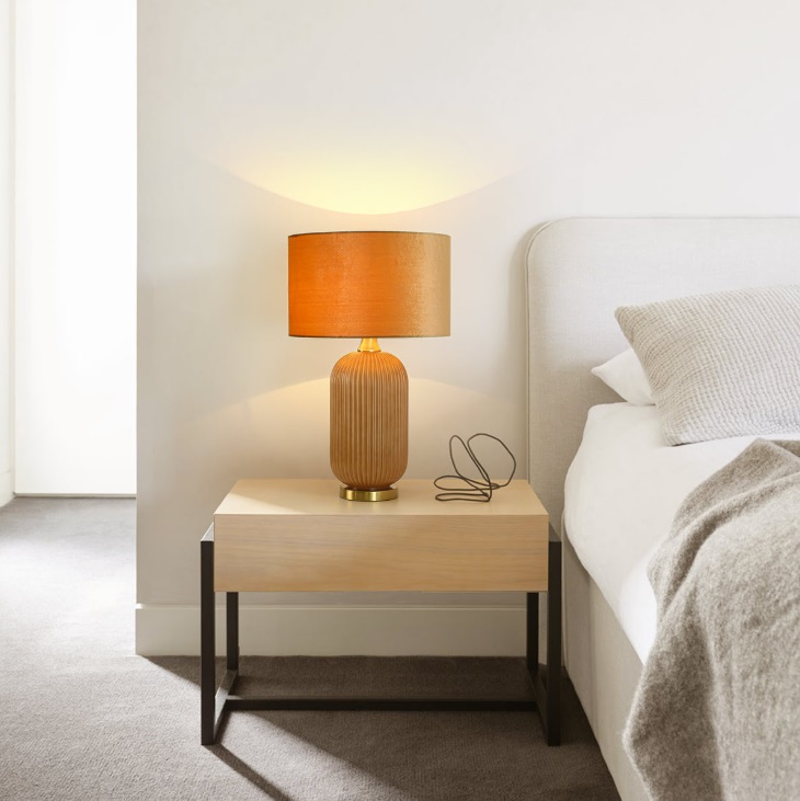 Złota lampka nocna z abażurem Tamiza 65 - sypialnia