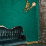 lampa wiszaca z malpa zlota w zielonym salonie