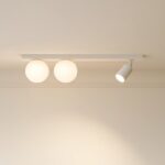 Biała lampa sufitowa Andi z kierunkowym spotem