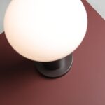 Brązowa lampa stołowa Flo Mokka 19 - szklany klosz