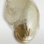 Nieregularny złocony klosz szklanego kinkietu Wellington