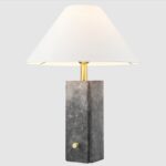 Elegancka lampa stołowa Orleans z podstawą z kamienia z białym abażurem.