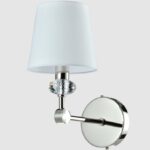 Elegancki kryształowy kinkiet Doha z białym abażurem