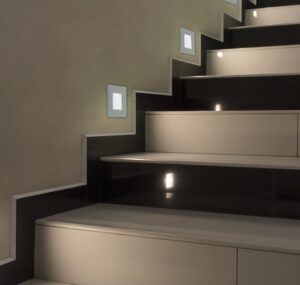 Kwadratowa oprawa schodowa MS-04 do podświetlenia schodów - chrom