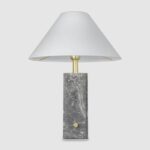 Lampa na stół Orleans z elegancka podstawą z kamienia i elementami w kolorze mosiądzu